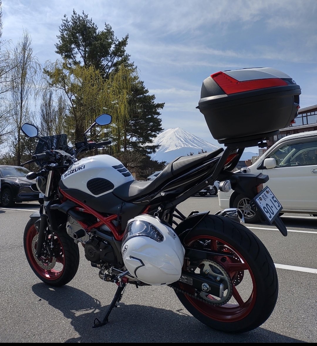 RiderHigenson's tweet photo. SV7GXは 

スズキヨシ👉️
Vツインヨシ👉️
スクリーンヨシ👉️
リアキャリアヨシ👉️
USB Cソケットヨシ👉️
オプションハイシートヨシ👉️

でSV650でやりたかったことが全部デフォで付いてるんだから買わない理由がないんだよネ https://t.co/lQHhEH7ctU