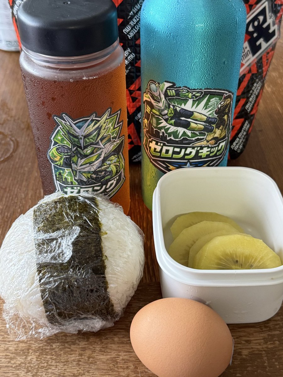 yotsugi0502's tweet photo. 今日のヒーロー弁当
250gの鮭かま🍙

サッカー⚽️残念でしたね
何も恥じることはないと思います
なんと言っても日本の代表な人たちなのだから。
また次の夢に向かって進んでください。
夢の先に何があるか楽しみにしています。

今日は暑くなりそうです https://t.co/KcV0qagXGU