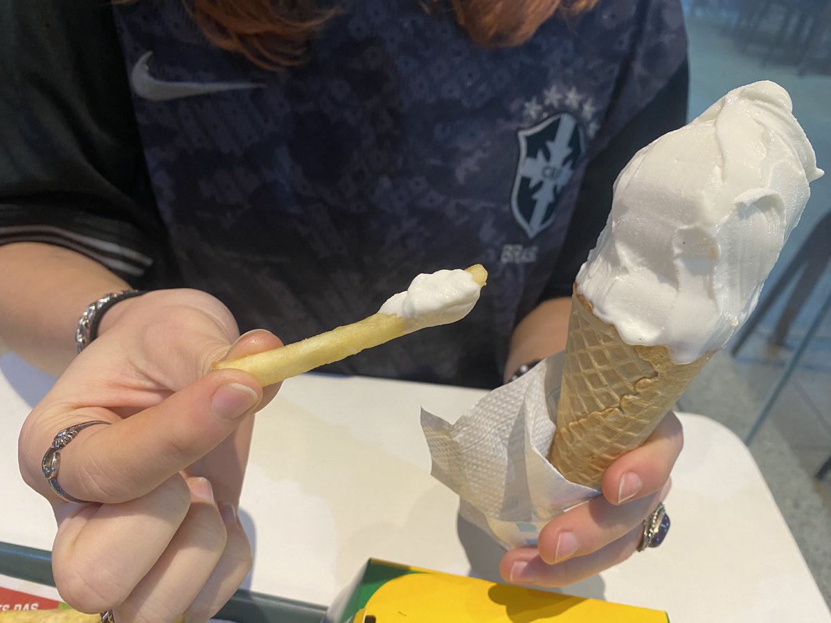 __clara007's tweet photo. tá liberado me julgar, mas batata frita com sorvete é uma das melhores coisas já inventadas https://t.co/ELWi846kFU