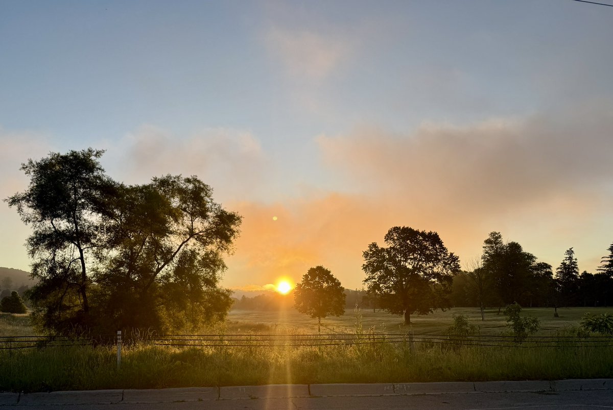 lefrenchi3's tweet photo. Early morning shot on my way to work. https://t.co/FMxyhGurf3