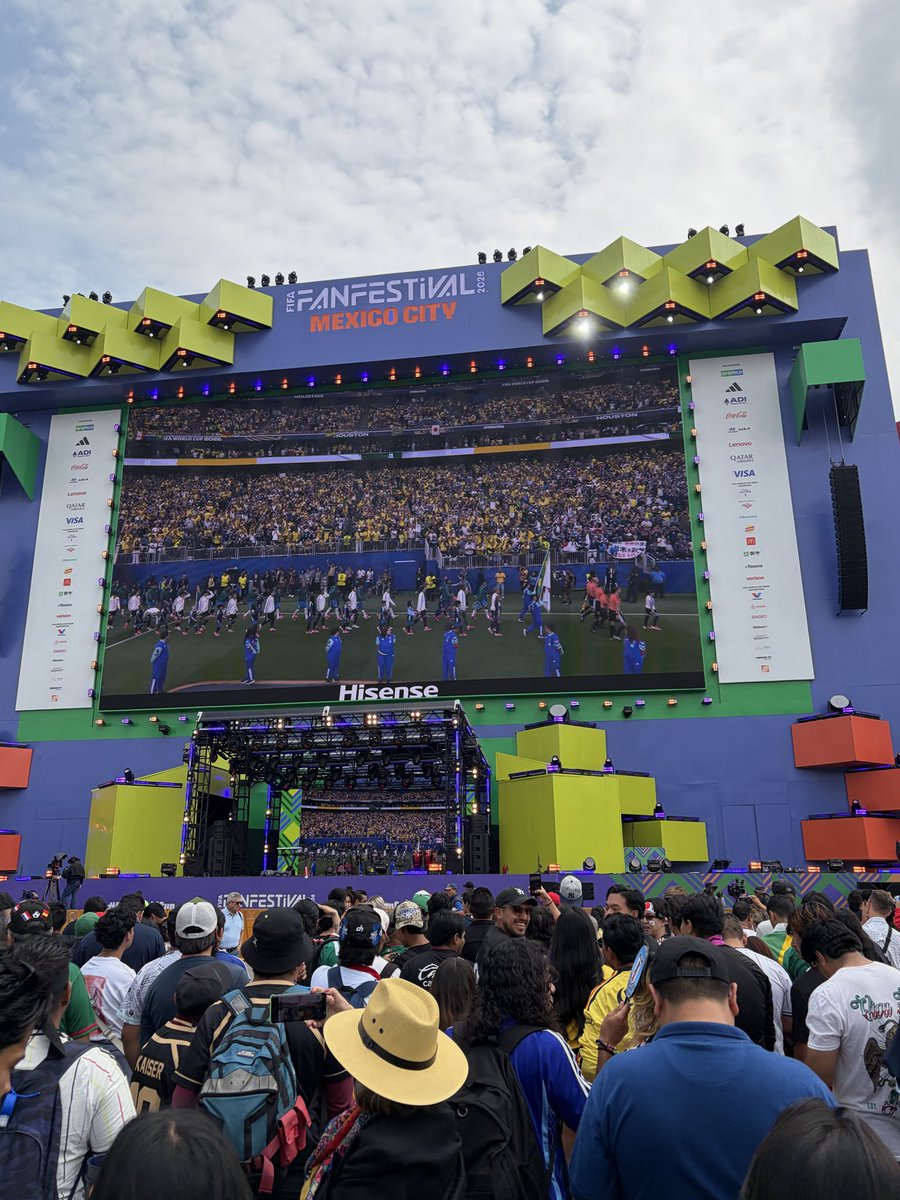 YutoristF2p's tweet photo. @record_mexico @myt_guzman I’m Japanese and was there at the place. I felt so grateful for the Mexican people who supported Japan with passion. I will support Mexico tomorrow and I’m sure you will win 🇲🇽 https://t.co/f5dWjn8YVW