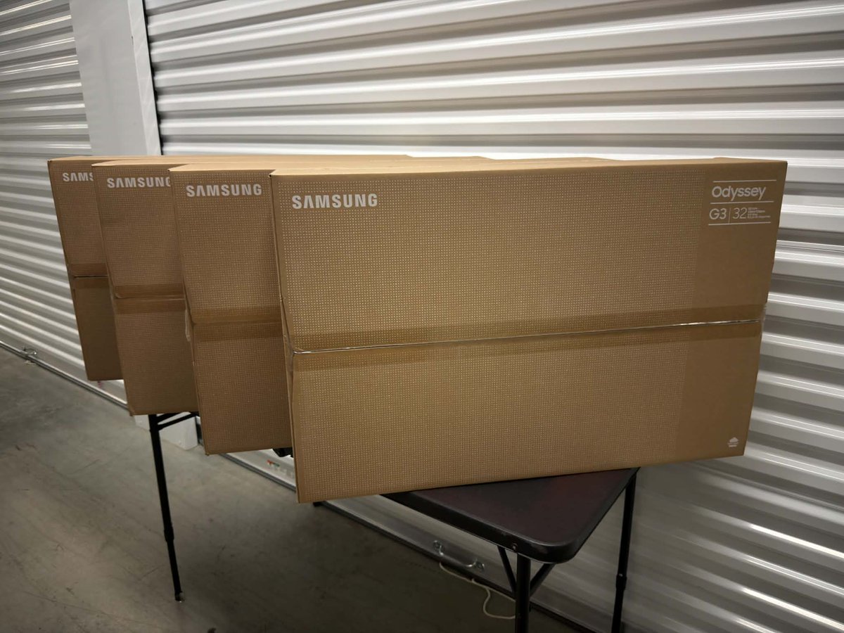 StinkyTofu90's tweet photo. @BandarsBounties did it again! $300 monitors for the low. Why ever pay retail? 🤷‍♂️ https://t.co/6ssNcT489Z