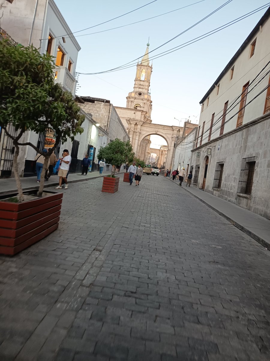 facuyanna's tweet photo. Un paseíto por la grandiosa Plaza de Armas de Arequipa 😍

#swingers #peru #viaje #parejas #hot #hotel #compartir https://t.co/mtNX1buyN9