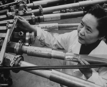 phalpern's tweet photo. Experimentalist Chien-Shiung Wu &amp; theorists Chen Ning Yang &amp; Tsung-Dao Lee each played pivotal roles in demonstrating that some weak interaction decays violate parity (mirror image) symmetry.

Yang &amp; Lee shared the 1957 Nobel Prize in Physics.

Sadly, Wu wasn't awarded a Nobel. https://t.co/xbb7okLiZc