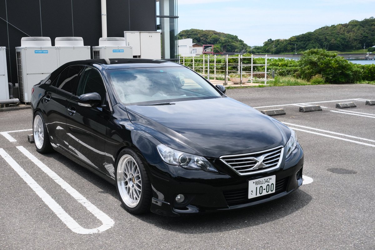 matsumo613's tweet photo. 名車でもないし数十万で買える安くてボロい車だけど
6発のエンジン積んでて、FRで、四輪独立で、あと対向キャリパーが付いてるっていう
"車に興味無い人は一切気にしないようなスペックに惹かれてる自分"に酔ってるから乗り換えてないみたいな所がある https://t.co/gSFCfst9Xx