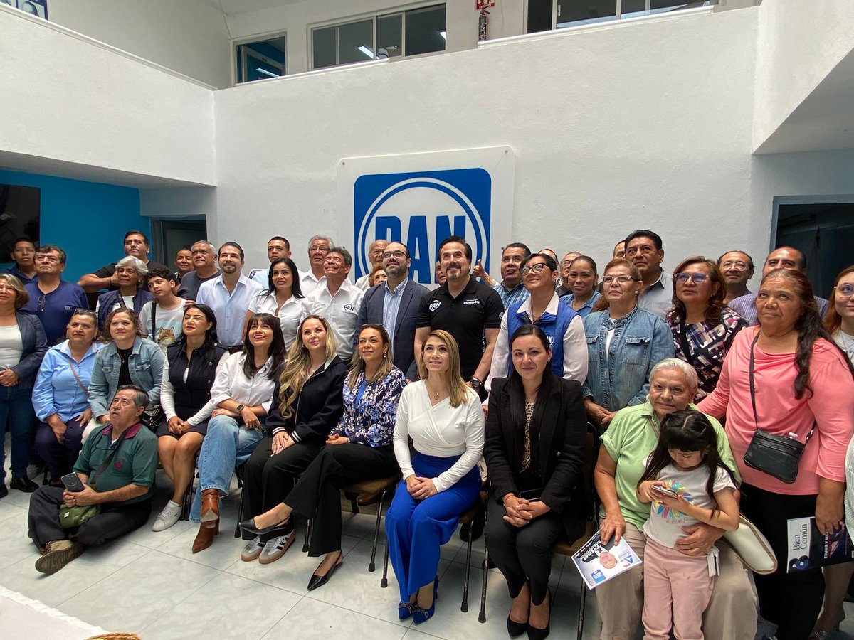 FRPH's tweet photo. En Tlalnepantla, nuestro director general, Mtro. @JulioCastilloL, presentó su libro “27 reglas del líder humanista” ante militantes y simpatizantes del @pan_edomex

💙 Seguimos formando liderazgos, impulsando ideas y construyendo un México mejor.

¡Gracias, Tlalnepantla! https://t.co/EwstbUgESW