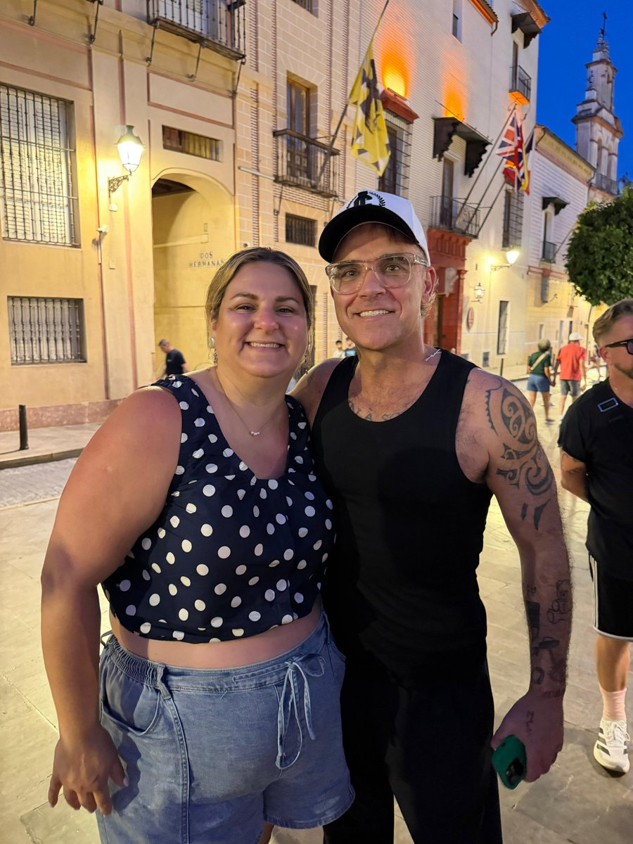 acervorobbiew's tweet photo. A fã brasileira Juliana e sua filha, Ary, encontraram o Robbie hoje (29/06) em Sevilha, na Espanha! 
Ela está na cidade para ver o show do cantor, que acontece amanhã, dia 30.
Ela disse que o cantor conversou com as duas por um longo tempo e que foi muito atencioso e simpático. 
Ele também deu uma palinha de "Angels". Confira: 

Via julianasismooncooley no Instagram