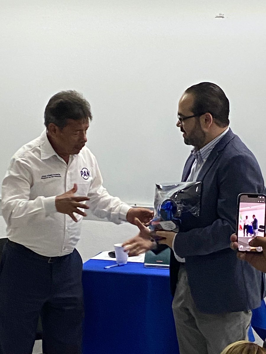 FRPH's tweet photo. En Tlalnepantla, nuestro director general, Mtro. @JulioCastilloL, presentó su libro “27 reglas del líder humanista” ante militantes y simpatizantes del @pan_edomex

💙 Seguimos formando liderazgos, impulsando ideas y construyendo un México mejor.

¡Gracias, Tlalnepantla! https://t.co/EwstbUgESW