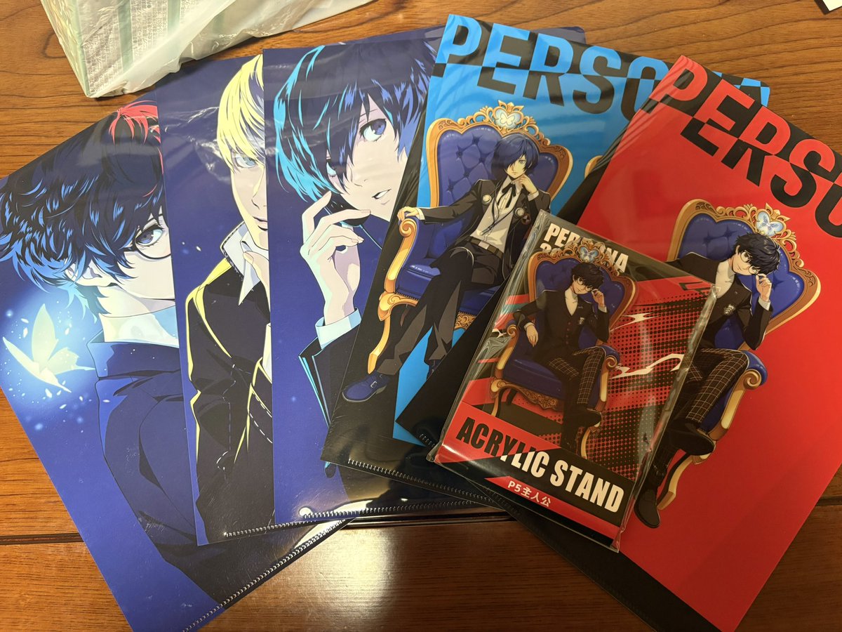 MH87979299's tweet photo. ローソンに7時に行ったけどすでにキタローと番長のアクスタが無かったのでジョーカーのみ購入…😭
これは腹いせのヤケクソクリアファイル
そしてこっちは飽きずにアホみたいな量のポッキー&amp;プリッツ（対象商品これしかなかった） https://t.co/ljvcf8CWlm