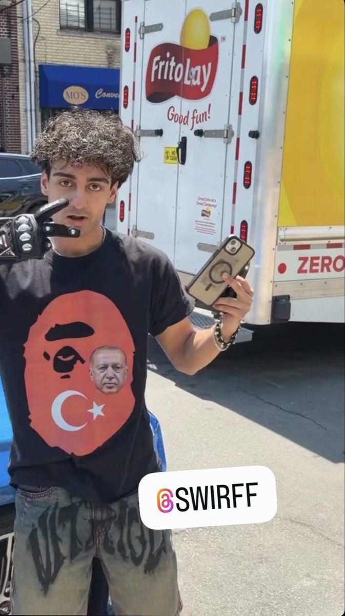 khontive's tweet photo. tisorte bak amk ya hemen merch yapin 2250 tl + kargo verip 2 kere giymek istiyorum https://t.co/sVudCciJzB
