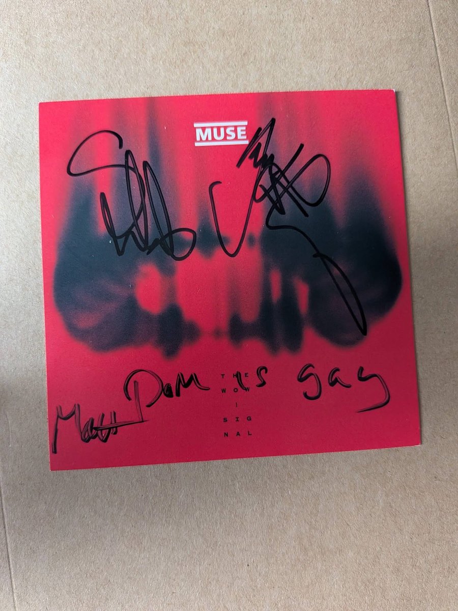 museoobh's tweet photo. Un fan compró el CD de 'The Wow! Signal' con las firmas de Matt, Dom y Chris, y al abrirlo se encontró un mensaje en particular… 

Algo casual viniendo de Matt. 😂

[📸 • David Leitch / Fb] https://t.co/ISEQteBShC