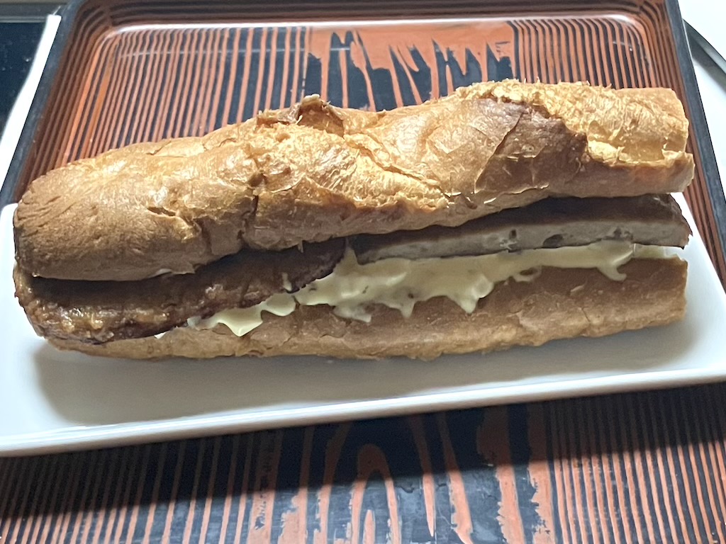 朝メッシ。1/4卵サラバゲットサンド。