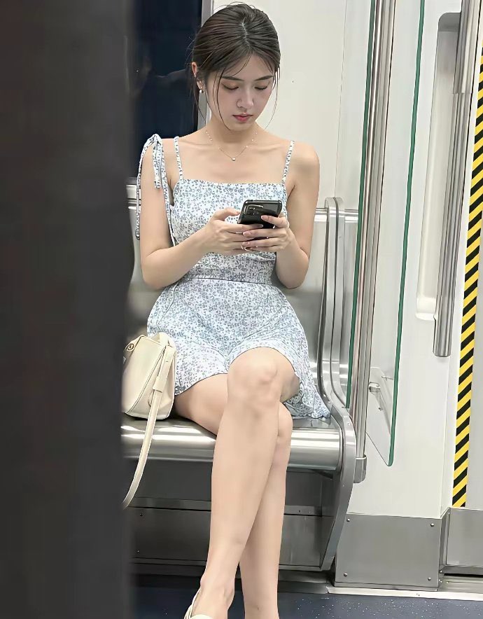 mein1205's tweet photo. 地铁上遇到的，月薪3000，这种情况下，要怎么开口搭讪呢？ https://t.co/I0Zeti3qdJ