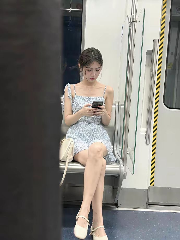 mein1205's tweet photo. 地铁上遇到的，月薪3000，这种情况下，要怎么开口搭讪呢？ https://t.co/I0Zeti3qdJ