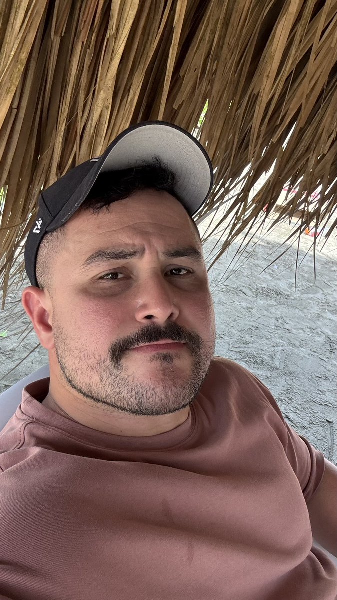 Andresb2108's tweet photo. Me iba a meter al mar 🌊 pero salió un man de allí con ronchas , alguna “agua mala “ 😑 mejor me quedo afuera https://t.co/CCpM8lAcEt
