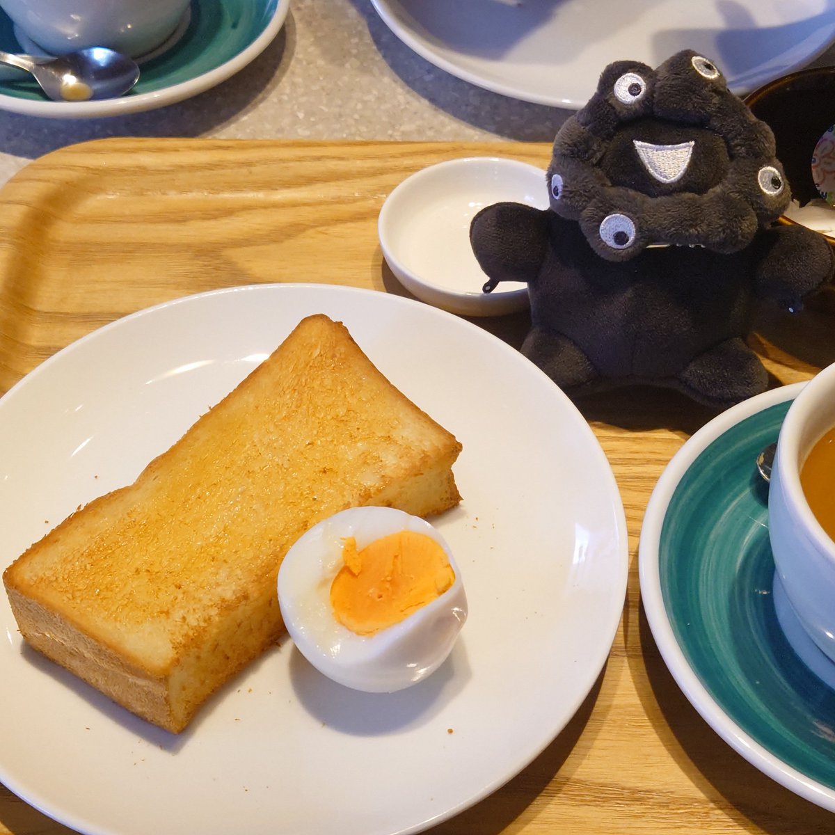 HIRO_JO3WGV's tweet photo. It's coffee time. ☕
#cafeciaopresso
#caffeamericano ☕
#boiledegg #buttertoast 🍞
#カフェチャオプレッソ
#カフェアメリカーノ ☕
#ゆで卵 🥚 #バタートースト 🍞
A day that starts with a cup of coffee ...
Together with Myakumyaku.(´∇`)
もっちりミャクミャク(ミニ 立🖤🤍)と😉 https://t.co/QBk10TO917