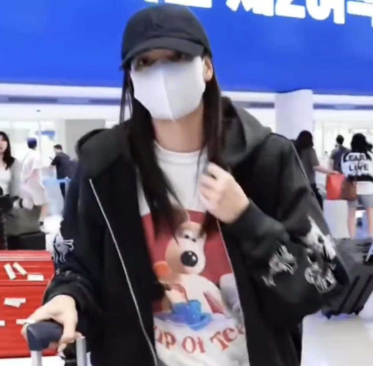 TeamLisaPH's tweet photo. LISA at Incheon Airport, South Korea today

#LISA #LALISA @wearelloud https://t.co/IQybjx1OqC