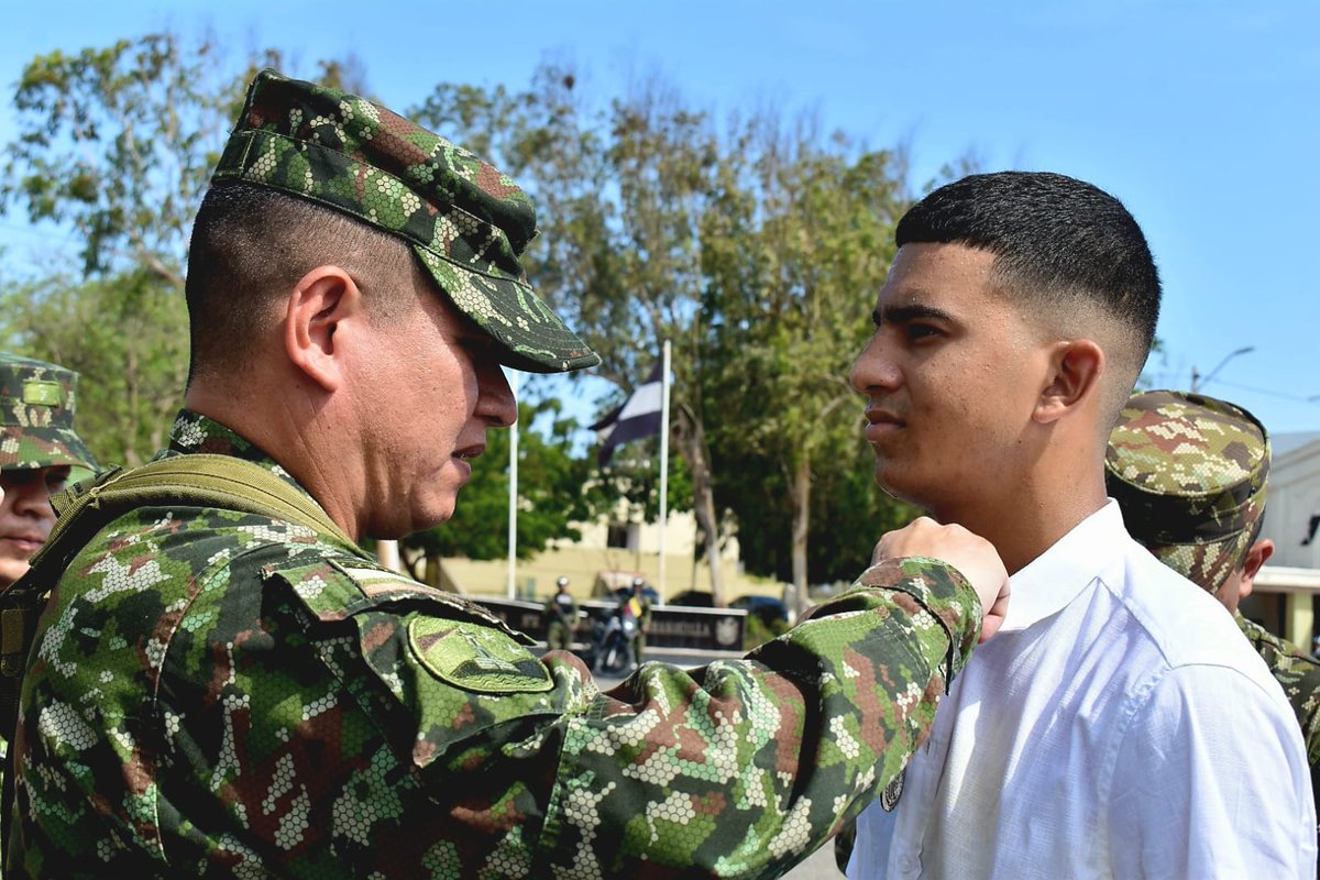 Ejercito_Div1's tweet photo. En Barranquilla #Atlántico, el Batallón de Policía Militar N.° 2 de la #SegundaBrigada llevó a cabo la ceremonia de licenciamiento de los soldados del cuarto contingente del 2024, quienes culminan su servicio militar con honor y disciplina.

El @COL_EJERCITO enaltece su labor al servicio de la patria y les desea el mayor de los éxitos en esta nueva etapa de sus vidas, tras culminar un ciclo que fortaleció su carácter y compromiso.

#PatriaHonorLealtad🇨🇴 
#SoldadoPorSiempre🪖
