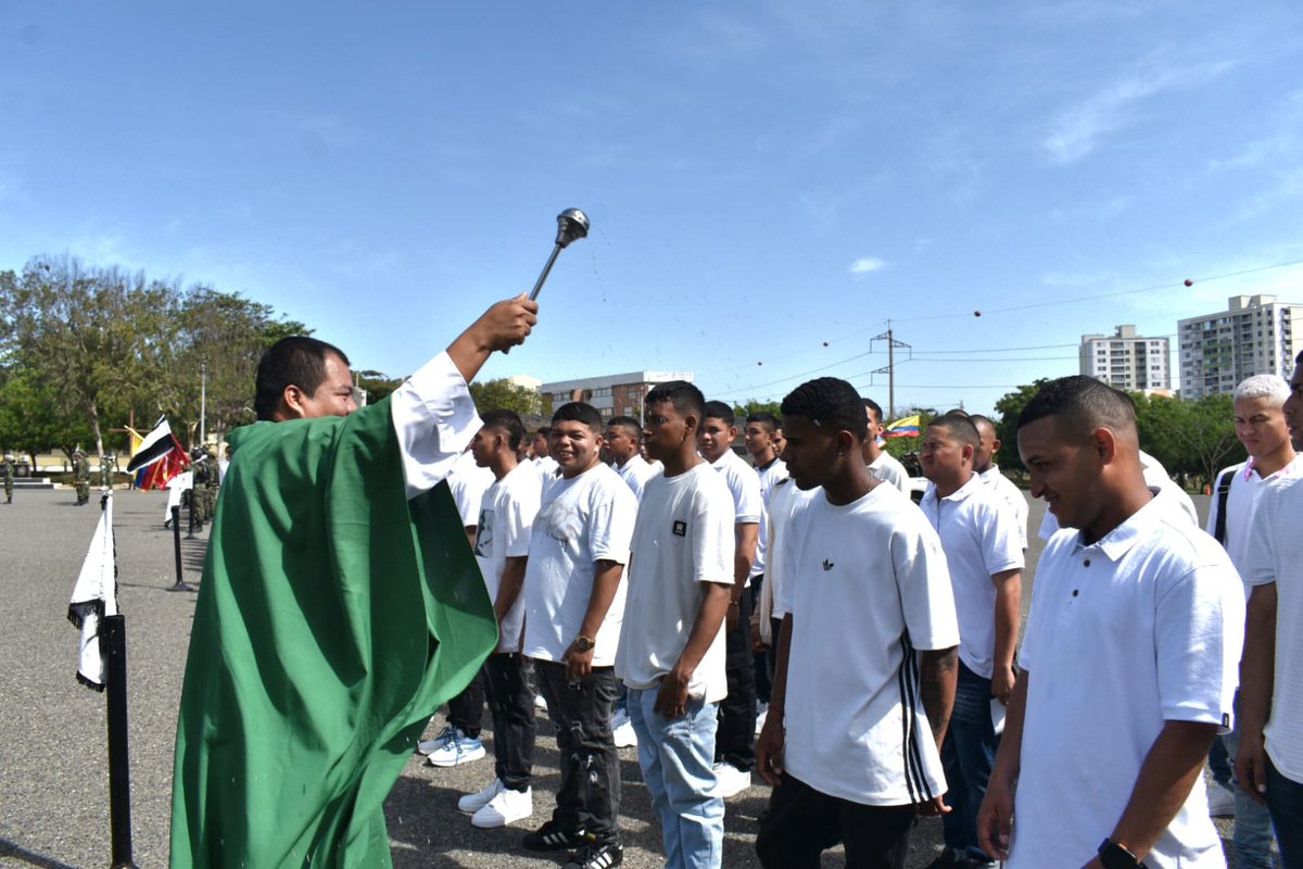 Ejercito_Div1's tweet photo. En Barranquilla #Atlántico, el Batallón de Policía Militar N.° 2 de la #SegundaBrigada llevó a cabo la ceremonia de licenciamiento de los soldados del cuarto contingente del 2024, quienes culminan su servicio militar con honor y disciplina.

El @COL_EJERCITO enaltece su labor al servicio de la patria y les desea el mayor de los éxitos en esta nueva etapa de sus vidas, tras culminar un ciclo que fortaleció su carácter y compromiso.

#PatriaHonorLealtad🇨🇴 
#SoldadoPorSiempre🪖