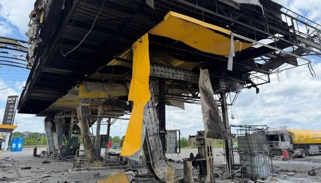 tatianyc27's tweet photo. 🇷🇺army aims to destroy all frontline gas stations in🇺🇦using  Shahed drones &amp; other fixed-wing &amp; rotary-wing UAVs. Attacks took place in the Dnipropetrovsk, Kharkiv &amp; Sumy regions.🇷🇺should have destroyed them 4 years ago, rather than limiting themselves to retaliatory measures.👊 https://t.co/McH1AXTZ5r
