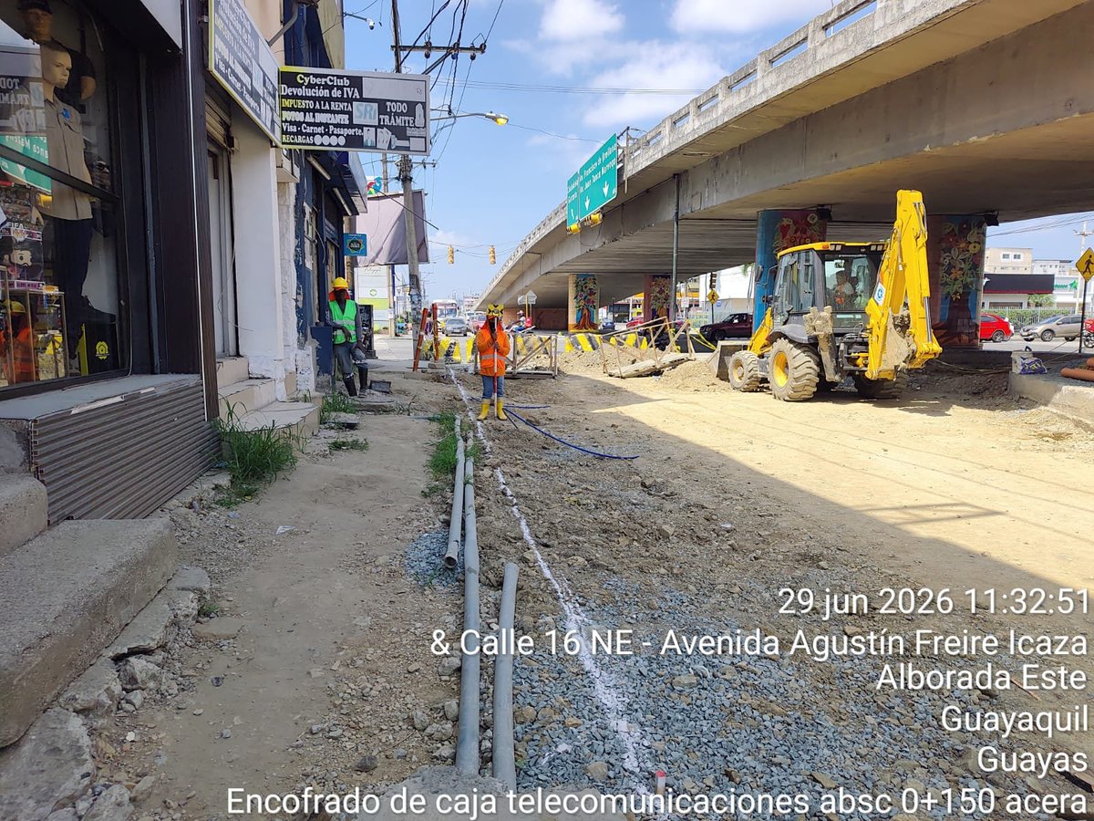 ObrasEnGYE's tweet photo. 🏗️🚧 ¡Avanzamos con obras que transforman la ciudad!

👷‍♂️ En la intersección de la av. Agustín Freire y Av. Rodolfo Baquerizo Nazur, en La Alborada, iniciamos la instalación de tuberías para el soterramiento de los cables de telecomunicaciones, tras cumplirse el tiempo técnico de fraguado del hormigón.

#AsiSeHaceGuayaquil #CiudadDeTodos #GuayaquilNoSeDetiene

@aquilesalvarez @taticoronelf 
@alcaldiagye