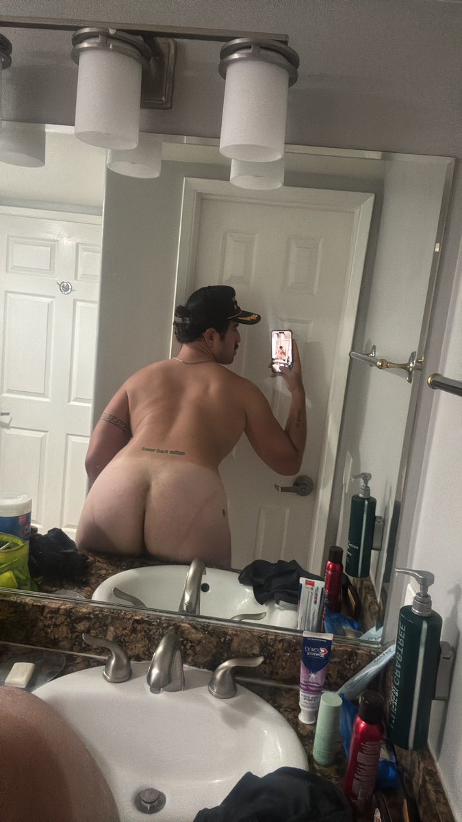 beefyOomf's tweet photo. I guess I did tan. https://t.co/eEOCzj1OQF