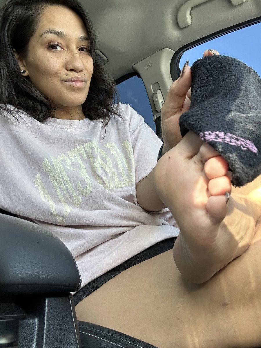 janestoesandsox's tweet photo. Who’s taking the first whiff?👀 https://t.co/2I6Sn6LafO