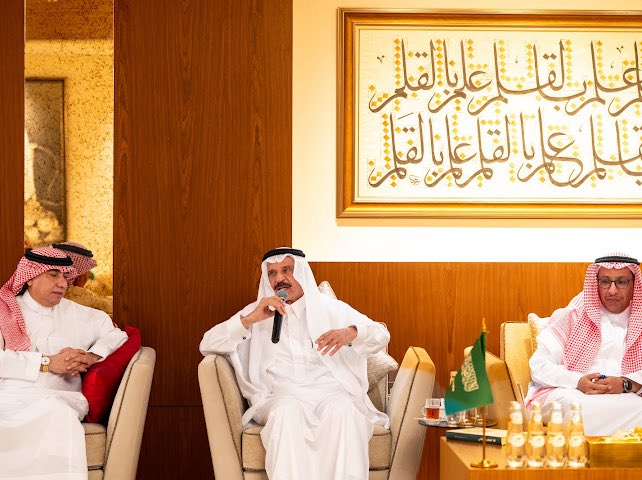 dahham2030d's tweet photo. في رحاب الثقافة تزهر الحوارات كما تزهر الأفكار وتتحول الكتب إلى جسور تعبر بنا نحو فهم اعمق للعالم.تشرفت هذا المساء بحضور أمسية ثقافية ثرية في  #ديوانية_القلم_الذهبي بدعوة من اخي وصديقي الاستاذ ياسر مدخلي @yassermadkhli  لنحتفي معاً بتوقيع كتاب(لغة الخطاب الاعلامي للدكتور بدر العبدالقادر حيث قرأ الخطاب في كتابه بعين الباحث ووعي الناقد وقد كان موفقا في اختيار المقالات الافتتاحية لصحيفة الجزيرة أنموذجاً بقلم احد أعمدة صناعة الصحافة في المنطقة العربية الاستاذ خالد المالك @1Khalid_Almalik الحضور النوعي للضيوف من أدباء وكتاب ومثقفين وإعلاميين زاد المكان بهجة. سعدت بلقاء اصدقاء وزميلات بهم كان المشهد ثرياً مثرياً.شكرا معالي تركي آل الشيخ  @Turki_alalshikh  ديوانيتنا تصنع الفرق في المشهد رغم حداثة التجرية. @GEA_SA @RiyadhSeason @goldenpenaward