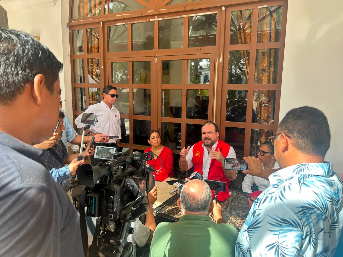 DiarioCapital_'s tweet photo. . @Gonznave propuso una Ley Estatal de Aguas para Veracruz, fortalecer los sistemas comunitarios y garantizar que ninguna familia sea privada totalmente del acceso al agua por falta de pago.
https://t.co/YGUW5njpiJ https://t.co/of6dRS3dGP