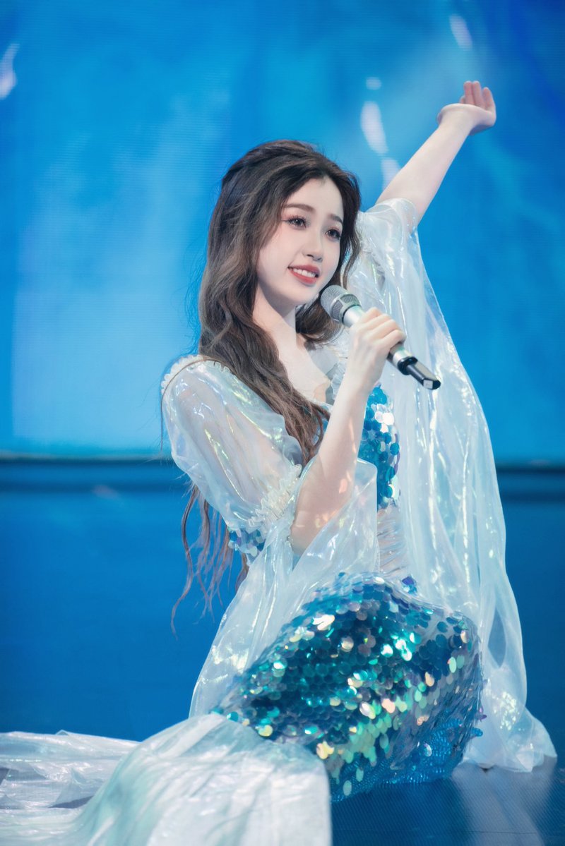 ShuxinChronicle's tweet photo. From a sparkling mermaid moment on June 18, 2022, during Episode 23 on Hello Saturday to stepping into a full xianxia realm as a Sea Empress—If that mermaid glimpse was just a dream, then the Sea Empress ver is the myth that follows it:) https://t.co/6xWd3LjQzD