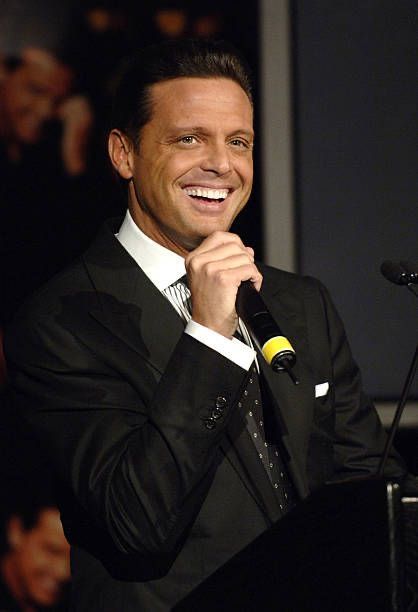 todoxluismiguel's tweet photo. Gozando del Sol Playa y amigos ♫
@lmxlm #LuisMiguel #TXLM #FansClubOficialChile https://t.co/x3HIIHFqAT