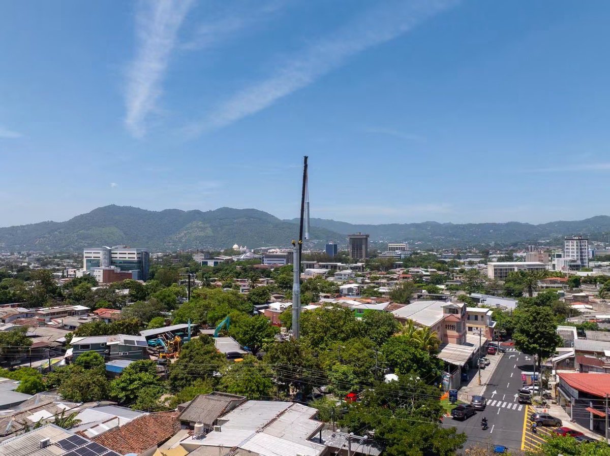 ITROriginal's tweet photo. 🚨 EL AEROCABLE SIGUE TOMANDO FORMA Y PROMETE REVOLUCIONAR EL TRANSPORTE EN EL SALVADOR 🇸🇻 

🚡 La construcción del Aerocable registra importantes avances, consolidándose como uno de los proyectos de infraestructura que busca modernizar el sistema de transporte en El Salvador.

🚶‍♂️🚶‍♀️ De acuerdo con el ministro Romeo Herrera, el sistema tendrá capacidad para movilizar a 40,000 personas diariamente, ofreciendo una opción de transporte rápida, eficiente y amigable con el medio ambiente al no producir emisiones de CO₂.

🌎 El funcionario destacó que este tipo de transporte ya opera con éxito en países como Francia, China, República Dominicana, México, Brasil y otras naciones europeas, donde ha contribuido a mejorar la movilidad urbana.