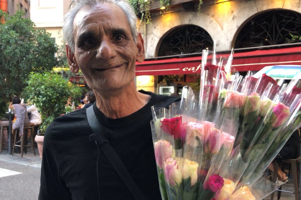 jula_omg's tweet photo. @Clavicular0 Lol. Serieux ? Il nous a fait le coup du vendeur de fleur pac pac ?🤣🤣

L'ami, tu as cru que ta technique a 25 cents marchait ? Tu as rien compris aux filles.

Les filles 🇺🇸 : c'est comme ca qu'il faut faire avec vous ? https://t.co/hyYZ8ZVih9
