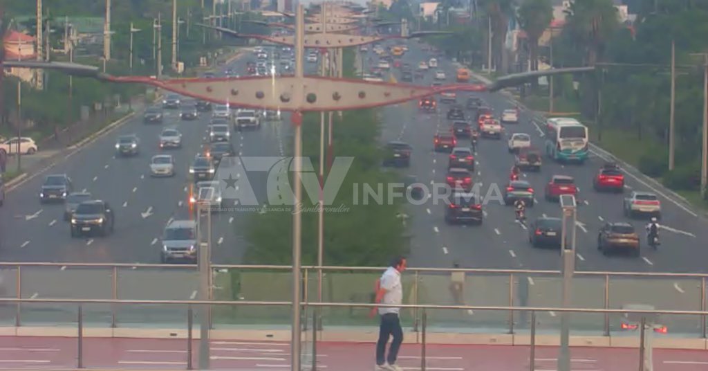 ATVInforma's tweet photo. #ATVInforma | Desde el sistema de videovigilancia del #CMVS se observa el flujo vehicular en el km 5 y 6 de la Av. Samborondón.
⚠️Conduzca con cuidado y respete las señales de tránsito. https://t.co/TM6dRLmXyd
