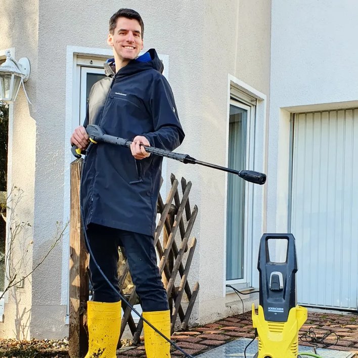 comicschau's tweet photo. Das Letzte, was der Schiri sieht, bevor ich ihn aus dem Stadion zurück in einen 9 to 5 Job kärchere #PARGER https://t.co/qqOgrqn7W7