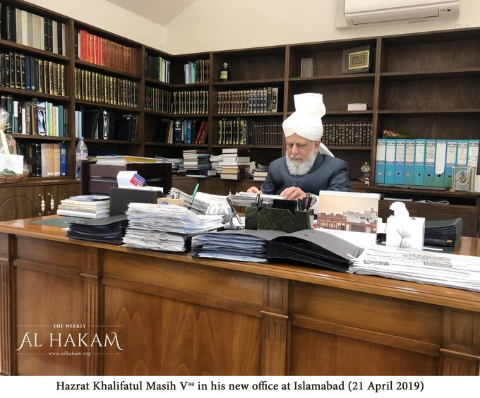 alfazlintl's tweet photo. اسلام نے میوزک کو بُرا کیوں کہاہے؟

حضورِ انور نے فرمایا:
میوزک کے بارے میں آپ کے سوال کا جواب ہے کہ میوزک سے اس لیے منع کیا گیا ہے کہ انسان میوزک میں ڈوب کر اللہ تعالیٰ سے غافل ہو جاتا ہے اور اس کے دل میں غلط خیالات پیدا ہوتے ہیں۔ اسلام نےاسے لغویات میں شامل فرمایا ہے۔ اور قرآن کریم نے اچھے مومن کی ایک یہ نشانی بتائی کہ وہ لغو باتوں سے اجتناب کرتے ہیں۔ (المومنون:۴) ہاں کبھی کبھار کسی اچھے اور صاف ستھرے میوزک کو سننے میں حرج نہیں۔
https://t.co/X4e4QL7aw8