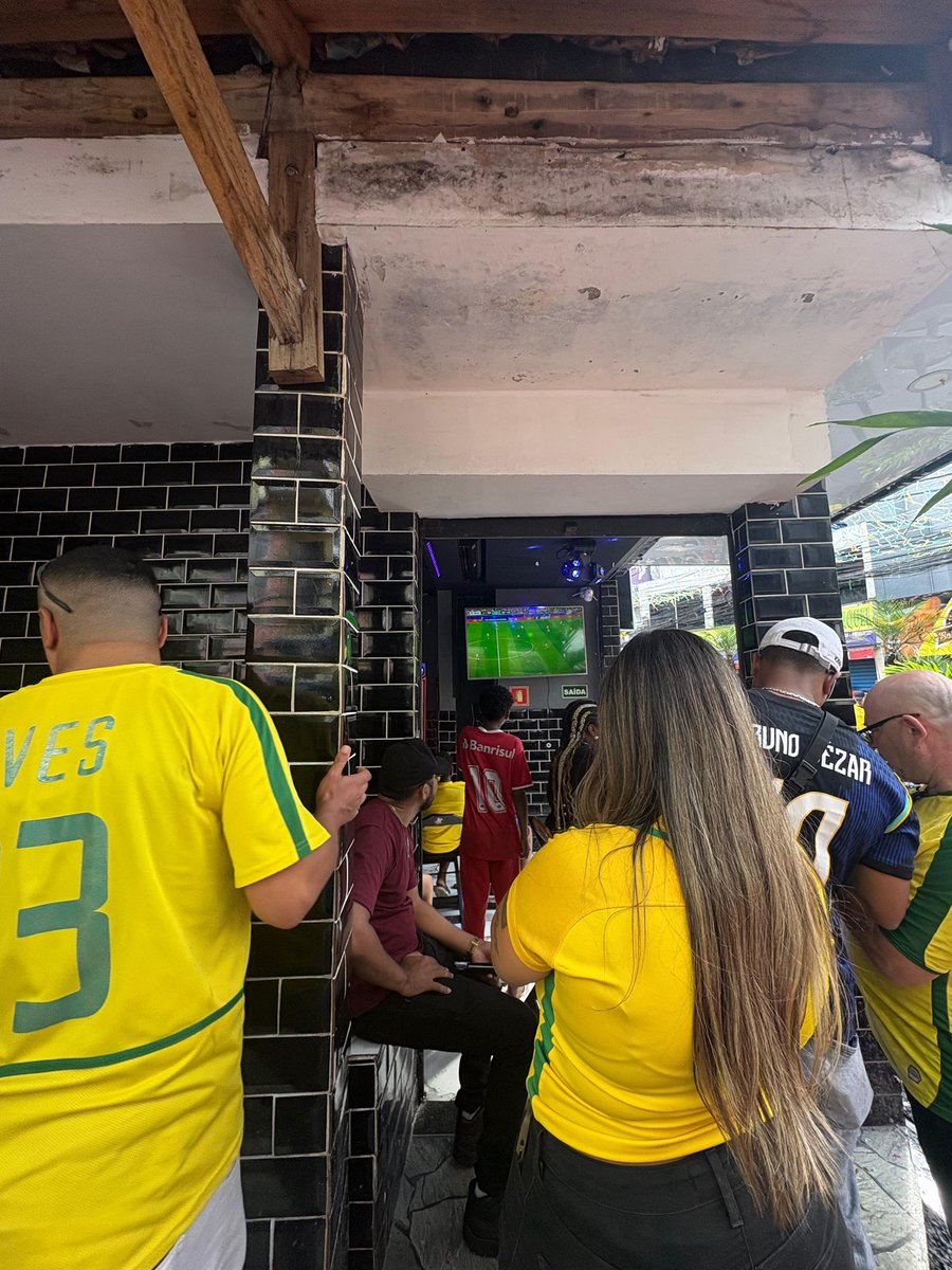 ma_azevedo94's tweet photo. Amanhã, no “Bom Dia SP”, vai entrar a matéria que fizemos no Paraisópolis. O futebol é do povo. Elitizam demais o esporte, mas ele segue sendo do povo. A quebrada respira o esporte e em dias de jogos do Brasil vira um caldeirão. 

Foi legal demais produzir isso aqui 🥹 https://t.co/uuDfNRXGhs