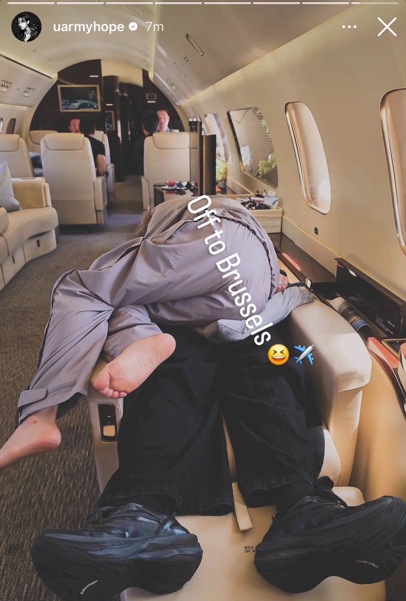 moon97_95's tweet photo. El hecho de pensar que tal vez estaban viendo videos juntos sobre  ballenitas y se quedaron dormidos juntos 😭💗 como amo a mi jikook nunca me los separen💕 #jikook #kookmin https://t.co/ePZlSQVKVr