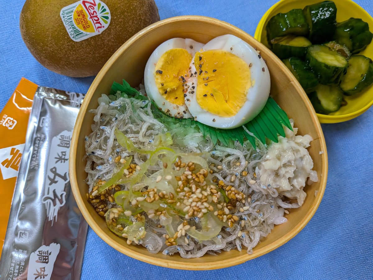 mimimisusu's tweet photo. ジャコ丼、キュウリの塩昆漬、キウイ。#obento https://t.co/CMrywOCpgu