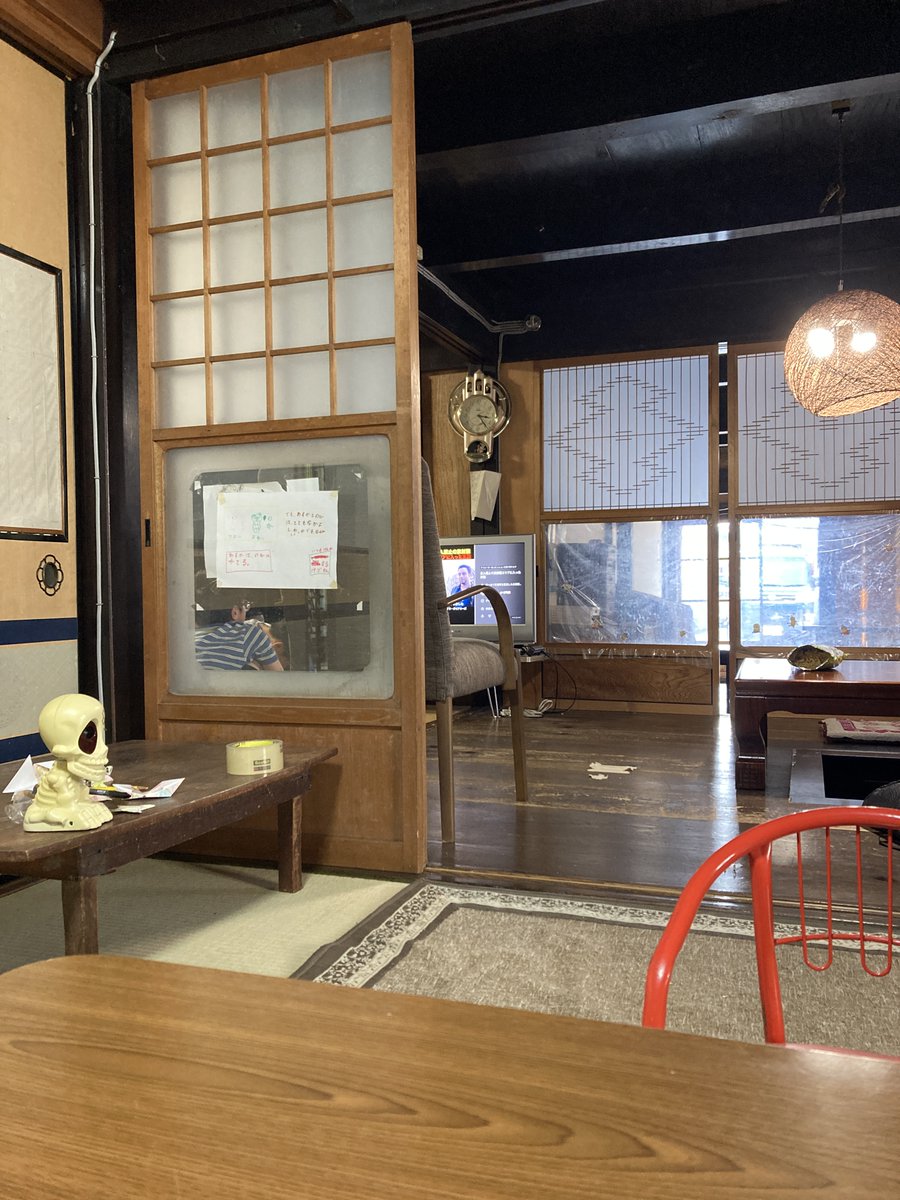 NpoWacca's tweet photo. 漫画のご寄付ありがとうございます。お名前がわかりませんでしたので、このようなお礼の形で失礼します。

きのうは、サッカーの選手の名前が聞こえたり、古民家の前をとおる子がサッカーボールをもち日本代表のユニフォームを着ていたりと、そんな雰囲気でした。 https://t.co/ML6vGtsy2B