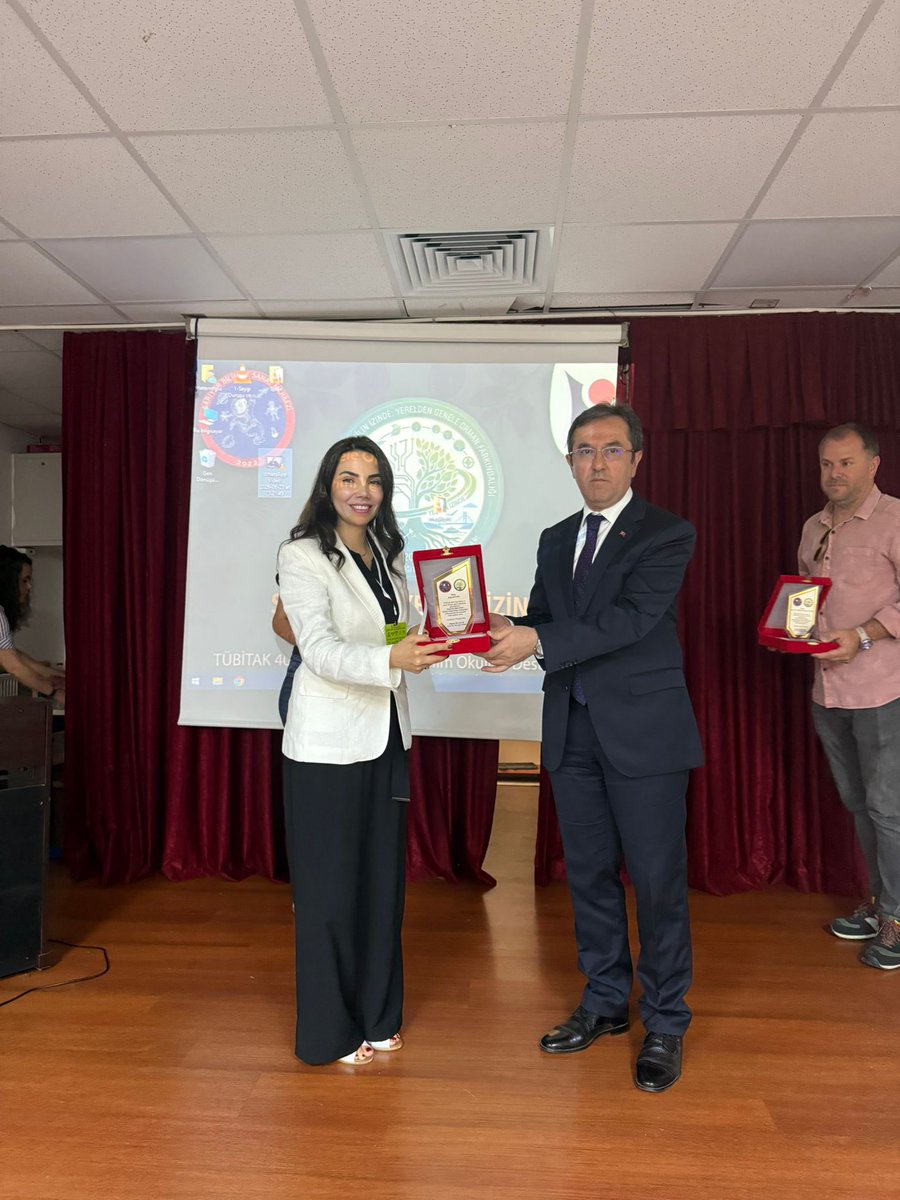 TC_Sariyer's tweet photo. Kaymakam Metin MAYTALMAN, TÜBİTAK 4004 destekli “Sarıyer’de Yeşilin İzinde: Yerelden Genele Orman Farkındalığı” projesinin açılış programına katılım sağladı. Programda, çevre bilinci ve orman farkındalığının artırılmasına yönelik çalışmalar hakkında bilgi alarak teşekkür etti. https://t.co/AEVUvyK4cC
