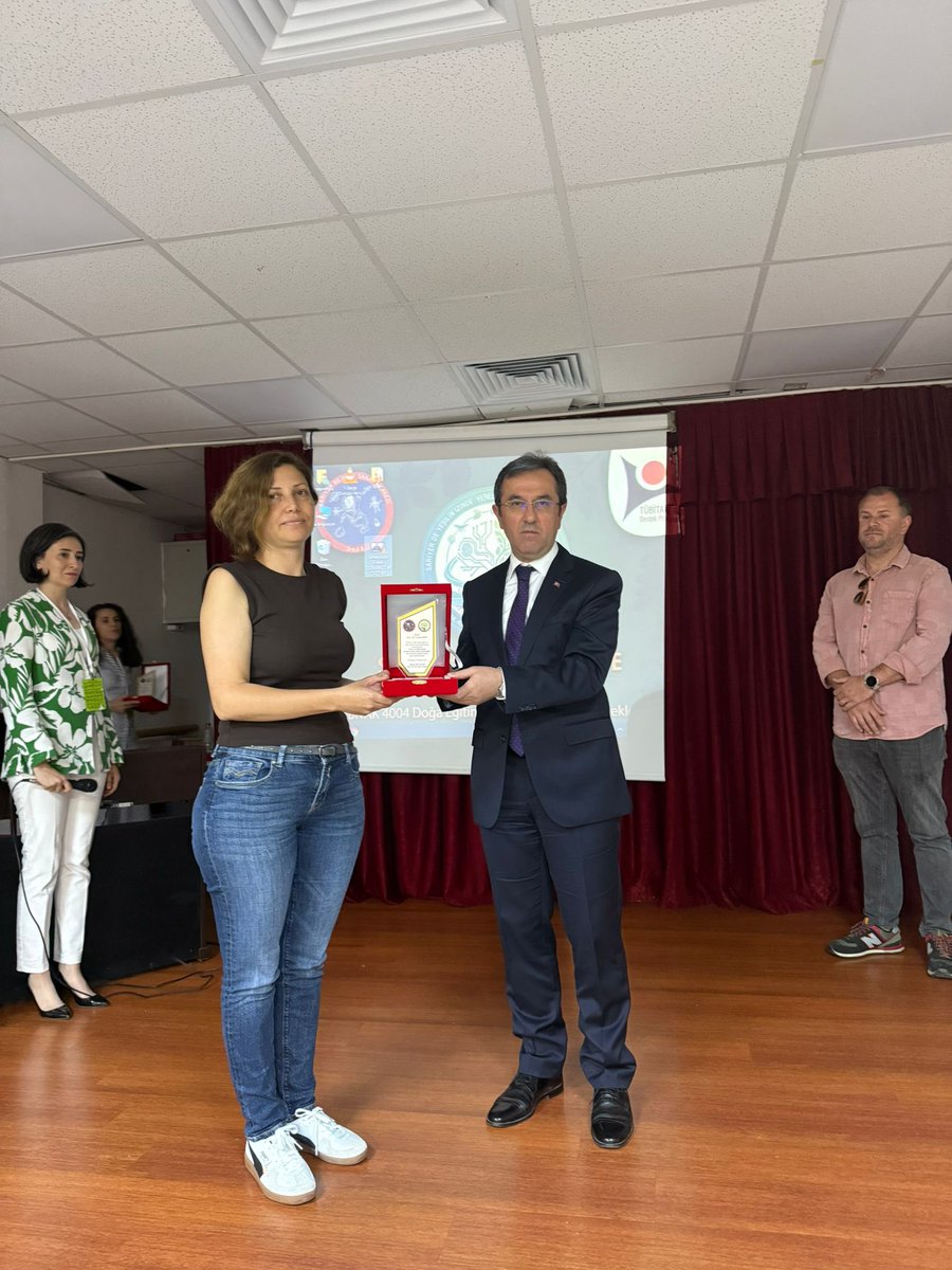 TC_Sariyer's tweet photo. Kaymakam Metin MAYTALMAN, TÜBİTAK 4004 destekli “Sarıyer’de Yeşilin İzinde: Yerelden Genele Orman Farkındalığı” projesinin açılış programına katılım sağladı. Programda, çevre bilinci ve orman farkındalığının artırılmasına yönelik çalışmalar hakkında bilgi alarak teşekkür etti. https://t.co/AEVUvyK4cC