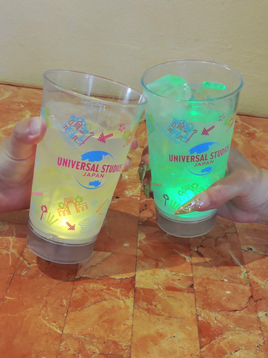 yurutto_gahaku's tweet photo. ✨️乾杯🍻

単品900円。 #ネオンカップ 付き1750円。さらにラージサイズドリンク400円分無料引き換え券付き。…実質タダです😌👍🏻笑

私はスタスタでドリンク引換。その時にお冷と氷も別々にいただき、カップに入れ光を楽しみました🥹
※注文品は直入れしてもらえません

#USJファン
#教えてUSJファン https://t.co/M1UGk4d3Uq