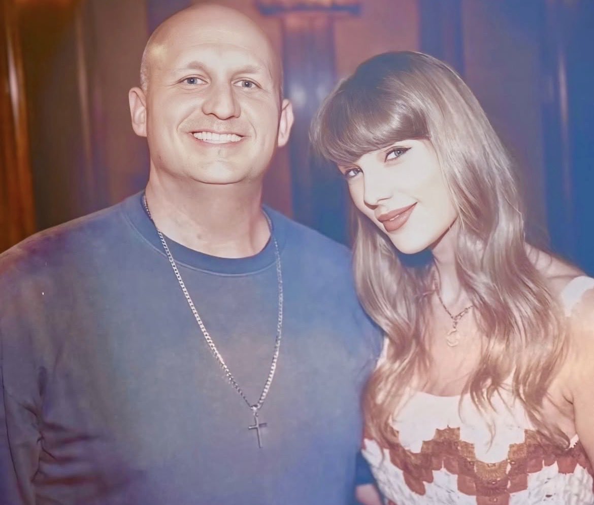 TSwiftNZ's tweet photo. 📸 | Taylor Swift taking photos with more music industry people recently https://t.co/6zJJLFWXT4