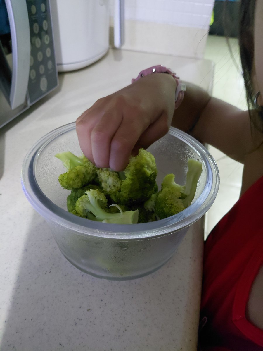 guaroav3's tweet photo. Snack time 🥦 https://t.co/s9yqjVchYq