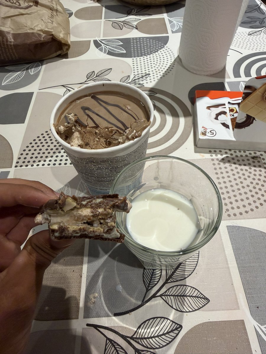 yovnvss's tweet photo. Une frappe en pleine lucarne sandwich à la glace dans du lait ptn https://t.co/zv8TbgR5XR