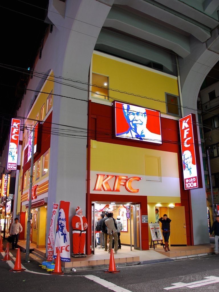 PhotoAkiba's tweet photo. そういえば外神田1丁目、高架下の『ケンタッキーフライドチキン秋葉原店』のオープンが2006年6月30日。
今日でちょうど20年に。
写真は同じく2006年の冬。当時からカーネルさんはコスプレをしていたんですね。 https://t.co/auAOe5M9wj