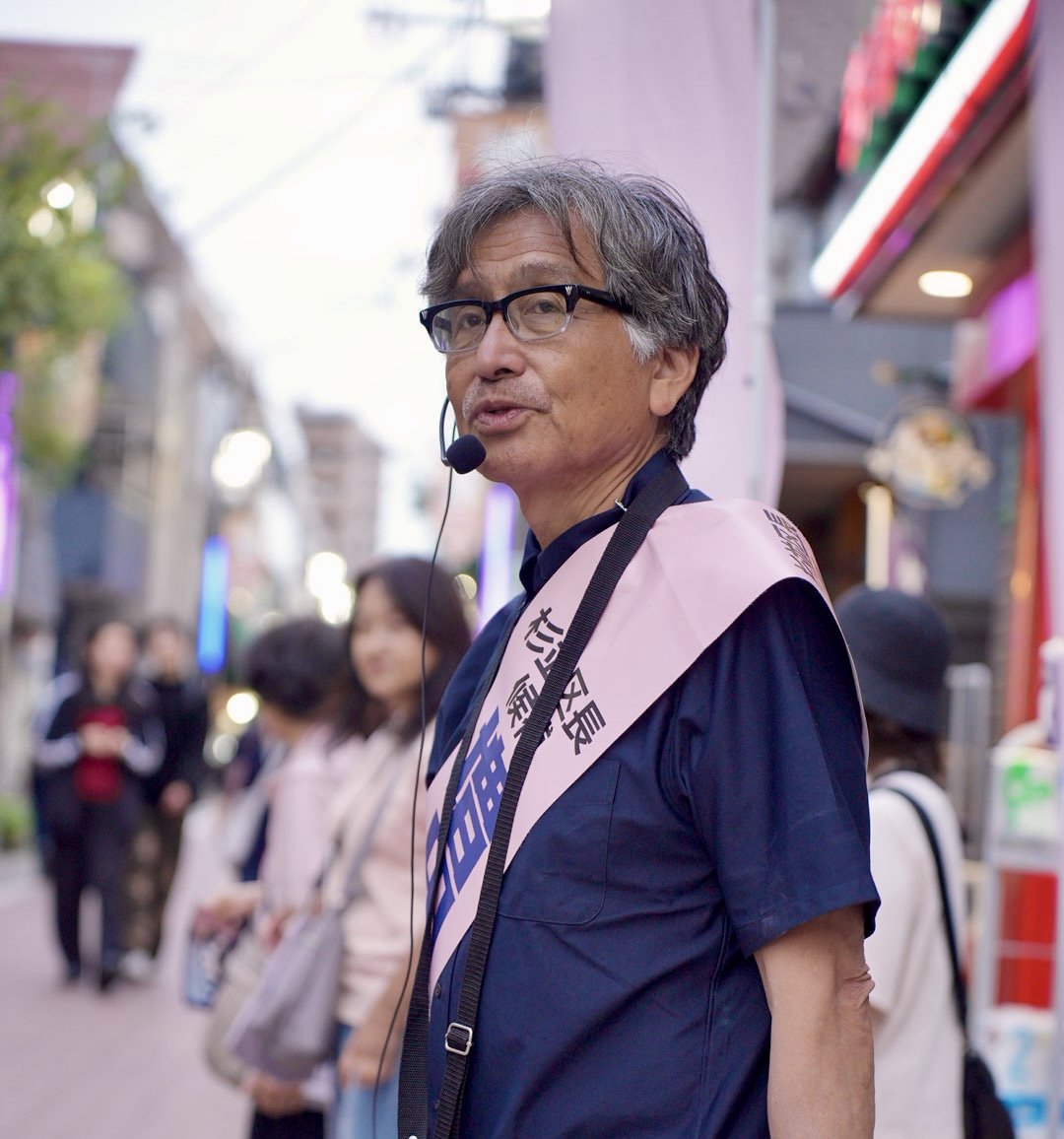 Katsushi30days's tweet photo. 2年前の都知事選で石丸さんが落選した時
1年前の都議選で再生の道の42名が全員落選した時

あの時に似た絶望を感じている。

あんなにみんな頑張ったのに。
討論会では圧倒してたのに。
あんなに演説したのに。
SNSでも皆で拡散したのに。

みんな見てなかったんだ...。

正確には"みんな見てなかった"ではない。
届いた人はいて、増田さんと奥村さんに大切な一票を託してくれた人はたくさん居た。

だけど、現職との票差、半分以上の人が投票に行っていないという事実...。

これを見ると挑もうとしてるものの大きさと遠さに下を向きそうになる。

けどふと思った。

去年、一昨年と似た絶望を感じているということは、その時に似た熱狂と一体感を感じれたということでもある。

まだあの熱が続いている。この事実こそが希望だと思った。

ちょっと前まで再生の道、離党者続出して「大丈夫？」という感じだったのが嘘に思えるくらい、みんなが一丸となって戦えた。

去年の都議選の後の「落選の森」で高橋さんが

「再生の道はこれからどうしていけばいいですかね?」

と聞いた時、西田教授が言った。

「続けることですね」

うん、これが答えだ。
単純だけどホントこれしかない。

あんなに頑張ったのにダメだった...。

これからどうすればいい?

続ける。
挑み続ける。
動き続ける。

これですな。

改めて石丸さんと再生の道が挑むもの

「国民の無関心」

の壁の大きさと遠さが可視化された。
これまでより解像度高く。
石丸さんが「道」と名付けた意味が改めて腑に落ちる。

可視化されたこのデータを基に引き続き持続可能な方法で挑み続けていく。

「持続可能な範囲」

これが重要。

コツコツが勝つコツ。

コツコツ淡々と続けて
要所要所でフルパワー
疲れたら少しやすんで

またコツコツ淡々と進む。

この繰り返し。
これを10年、20年続ける覚悟が必要だと感じた。

あまりにも遠い、あまりにもデカい。

政治への無関心...。

でも
勝てないから
難しいから
時間がかかるから
だからと言って辞めるわけにはいかない。

でもそりゃそうだ。
僕自身一番近くにいる妻にすら
政治に興味を持たせることができていない。

まだそこすら遠い。
けどね、少しずつ前に進んでる。

恋愛病院一緒に見れた。
政治のニュースについて妻の方から
「こんなのやってた」と言ってくれることが増えた。

少しずつ進んでいる。

増田さんも奥村さんもたくさんの方に投票してもらえたという事実。
戦い抜いた経験。
その地域で活動した実績、信頼。
杉並区では投票率5ポイントも上がった。

得たものもたくさんある。

それは候補者だけでなく、僕たち支援者も。
あらゆる面でアップデートが進んでいる。

杉並では
「緑」の価値を
「稼ぐ」ことの重要性

狛江では
支え合うコミュニティの重要性
若者への支援が高齢者の支援に直結すること

争点を作り出すことができた。

「あなたは当選しても落選してもこの国を救う」

ドラマ『銀河の一票』のセリフだけど

まさに増田さんと奥村さんは、僕たちはこれを現実の世界でやってのけたのだと思う。

成長は複利で伸びる。

最初は頑張っても頑張ってもなかなか成果が出ない気がする。
でも続けているうちに積み重ねが一気に爆発する時が来る。

最後に、戦い抜いた増田さん、奥村さんをはじめ、支えてくださったすべての方に心から感謝を申し上げます。お疲れさまでした。
#再生の道 #増田よしひこ #奥村こうき #石丸伸二

近いうちに現職候補強すぎ問題について、昨年地元の首長選挙で僕自身現職に投じた。というより、新人に投じれなかった経験から深掘ってみようと思います。では✋
