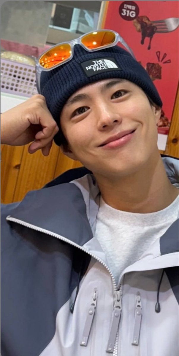 norihime3's tweet photo. Hello!
@BOGUMMY ⚔️
人に自分の思いを奇をてらわず伝えるのは難しい🤨
相手の目も見れず、言葉という表現方法しかなければ余計に💦
でも、伝わるんですよね😌

喉に含んだ氷🧊が溶けていく様に心に沁みていきます😌
自分を大切に　人に感謝🙏
君から学んだ事です💞
全て愛❤️

#ParkBoGum 
#박보검 https://t.co/pTA11SAhLg