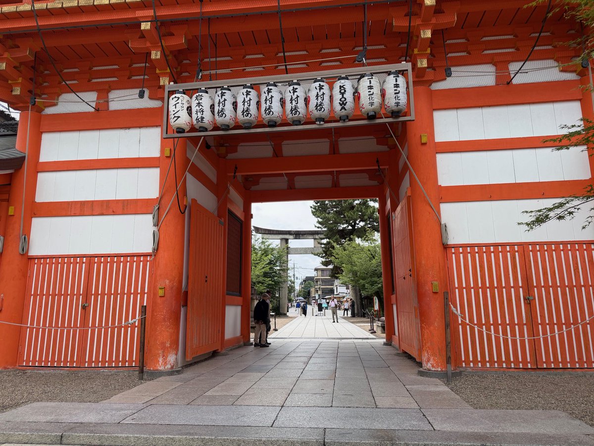 SUNCALL6's tweet photo. 夏越しの折、京の夏を前に
祇園社参道にほど近い料亭を訪ねました。

穴子豆腐に透き通った冬瓜を載せた煮物椀には氷煎餅が添えてあり、
メイン料理の強肴は鱧の柳川鍋に焼き茄子とこちらも夏満載。

水のしたたる庭石にひらりと落ちた青もみじの葉が
涼やかに季節の変わり目を知らせていました。

さて、鱧が旬を迎えたということは、今年も祇園祭の月がやってきます。

7月14日〜16日の前祭宵山、17日の山鉾巡行をはじめ、京都のまちは華やかな夏の雰囲気に包まれます。

期間中は市中心部の混雑が予想されますので、お越しの際は時間に余裕を持って、暑さ対策もお忘れなく。

京の夏を安全にお楽しみください🎐
#京都　＃祇園祭り　＃鱧　＃祇園社　#京都企業　＃サンコール